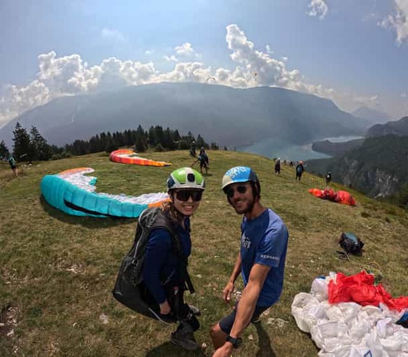 Parapente sur le lac de Molveno