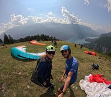 Parapente sur le lac de Molveno