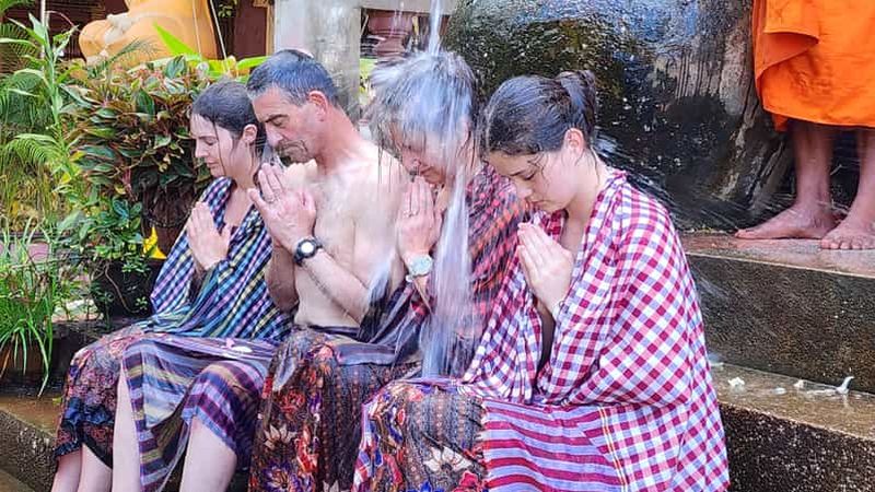 Siem Reap : bénédiction de l'eau par les bouddhistes cambodgiens et marché local