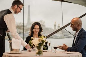 Paris : Dîner-croisière de 4 plats sur la Seine avec musique live