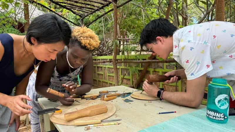 Cours d'art de la sculpture sur bois swahili sur l'île de Lamu