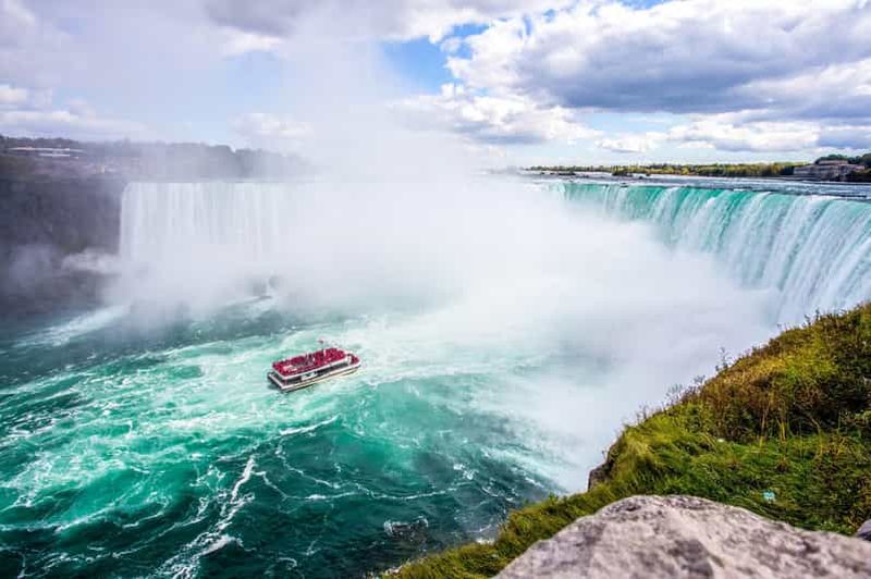 Depuis Toronto : visite d'une journée aux chutes du Niagara avec croisière facultative