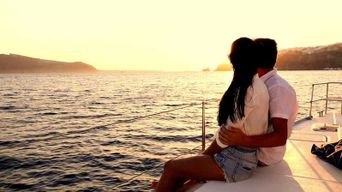 Santorin : Croisière de luxe sur la Caldera avec repas grec complet