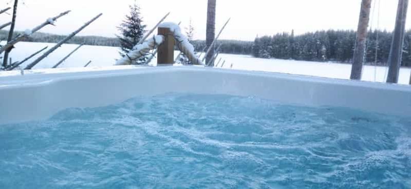 Sauna traditionnel en bois finlandais et piscine chaude privés