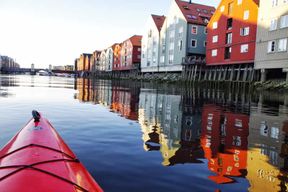 Excursion en kayak sur une rivière paisible à Trondheim