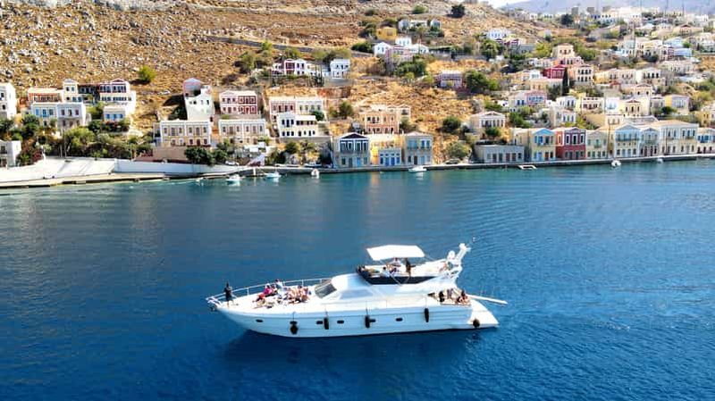 Billet Rhodes Town : Croisière d'une journée sur le yacht de Symi avec repas et boissons