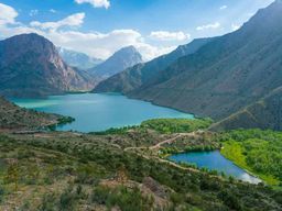 Douchanbé : le lac Iskanderkul avec une route panoramique