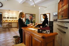 Uchaux - Dégustation de vin au Château Saint Estève : Nos Spécialités