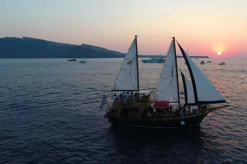 Fira : Croisière au coucher du soleil avec randonnée sur le volcan, sources d'eau chaude et vin