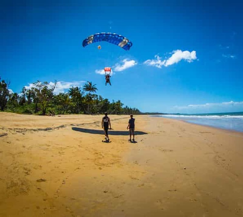 Depuis Cairns : Saut en parachute en tandem au-dessus de Mission Beach