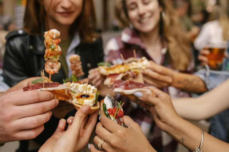 Barcelone : visite culinaire à pied avec tapas et vin