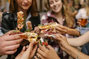 Barcelone : visite à pied gastronomique avec tapas et vin