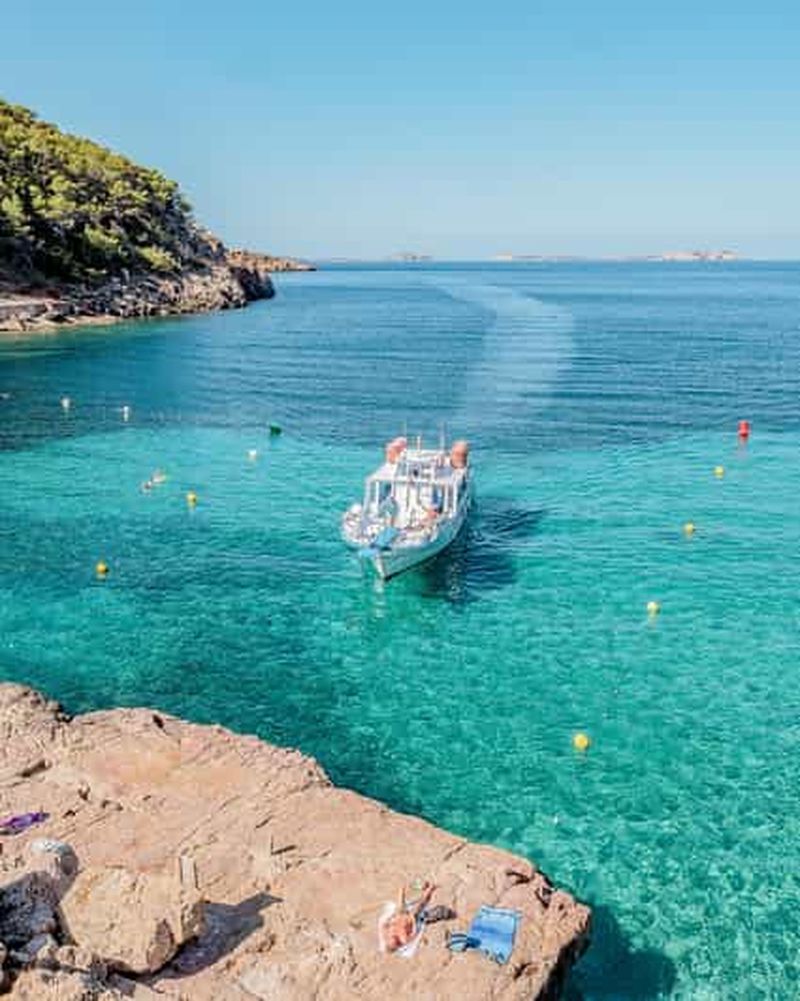 Sant Antoni : transfert aller-retour en ferry vers la plage de Cala Salada