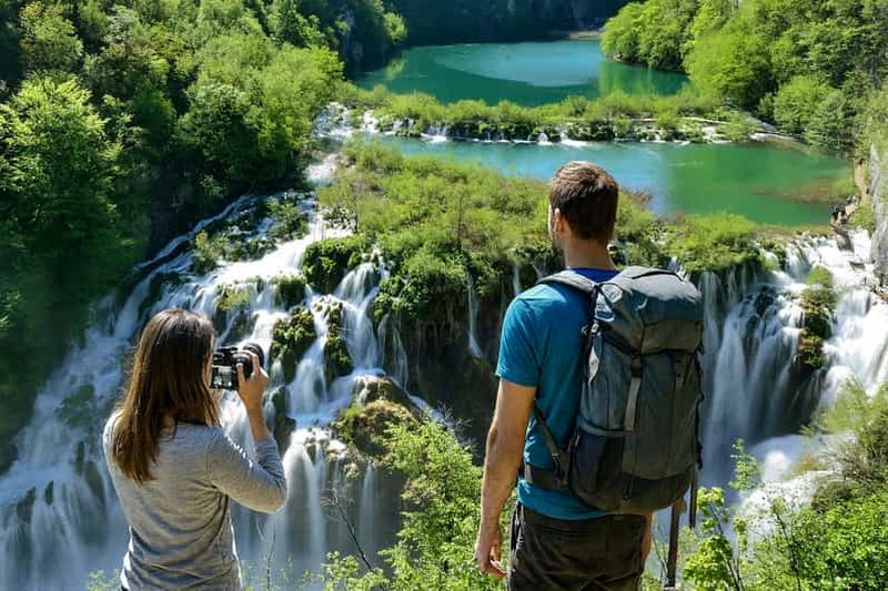 Depuis Zagreb : Excursion guidée d'une journée à Plitvice et Rastoke avec billet