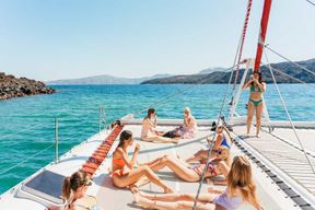 Santorin : Excursion en catamaran avec dîner barbecue, boissons et musique