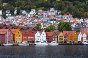 Des lumières de la ville aux paysages des fjords – Promenade guidée et Osterfjord