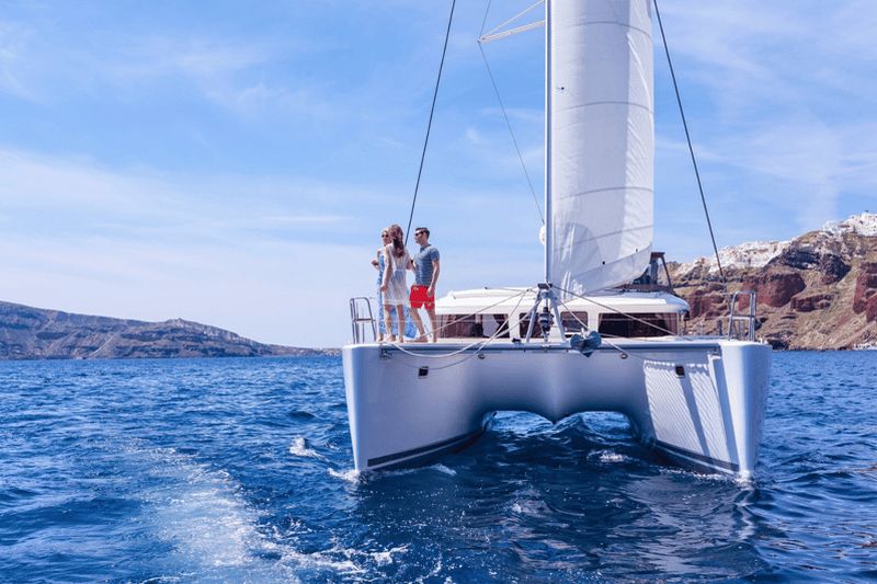 Santorin : croisière en catamaran dans la caldeira avec repas et boissons