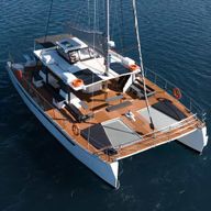 Santorin : croisière en catamaran dans la caldeira avec repas et boissons