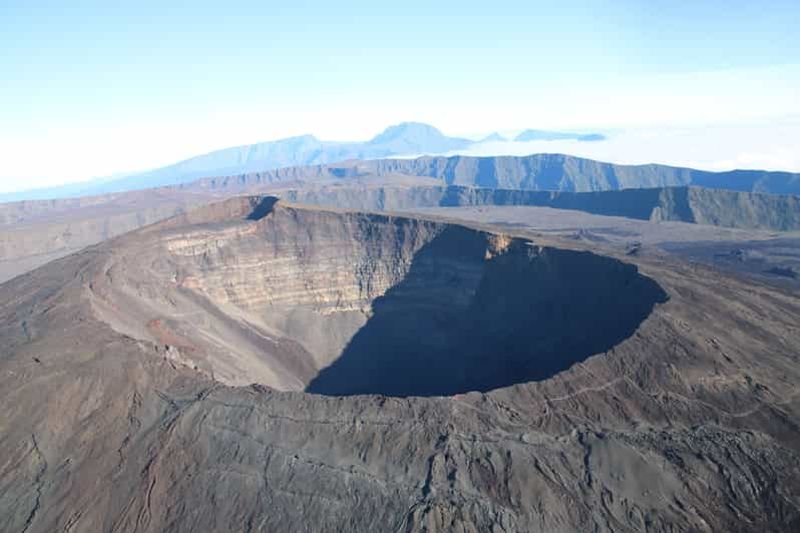 Survol panoramique en hélicoptère au-dessus du Piton de la Fournaise