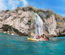 Nerja : visite guidée en kayak des falaises de Nerja et de la cascade de Maro