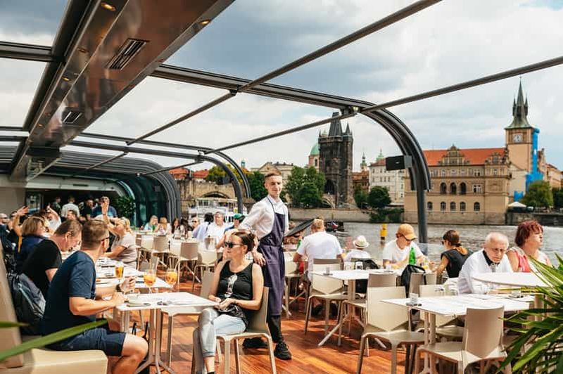 Prague : Déjeuner-croisière sur la rivière Vltava dans un bateau en verre à toit ouvert
