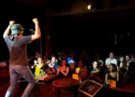 Spectacle de stand-up en anglais avec pizza et shots gratuits