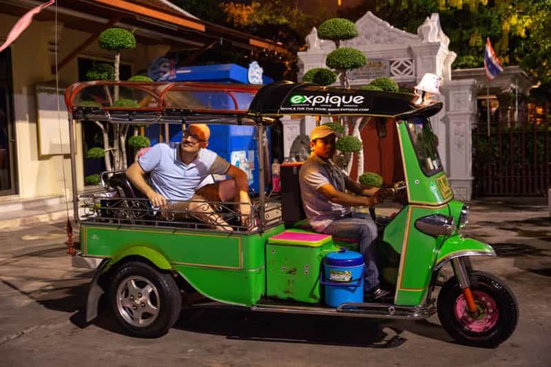 Bangkok : visite nocturne des marchés, des temples et de la gastronomie en tuk-tuk