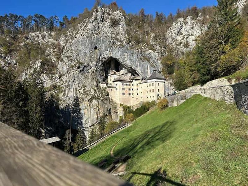 Au départ de Trieste : visite des grottes de Postojna et du château de Predjama