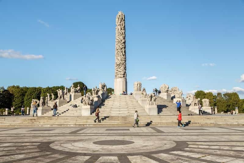 Le parc Vigeland à Oslo : une promenade pittoresque avec un habitant local