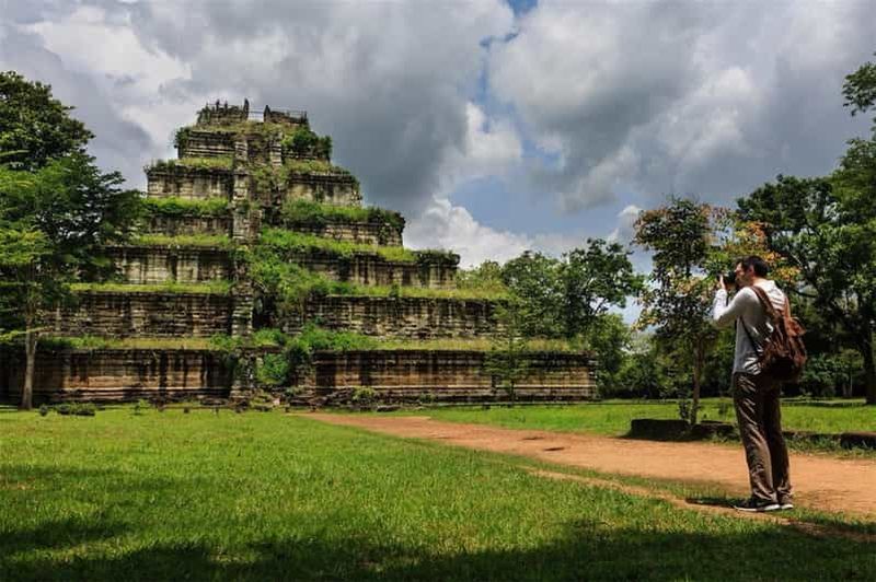 Au départ de Siem Reap : Visite des temples de Koh Ker et de Beng Mealea