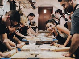 Rome : Fabrication de pâtes avec dégustation de vin et dîner à Frascati