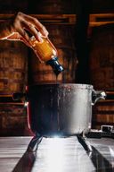 Nassau : mise en bouteille à la distillerie John Watling