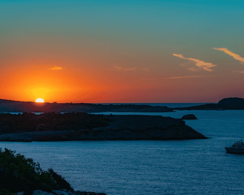Ibiza : tour en bateau au coucher du soleil avec sports nautiques, open bar et tapas
