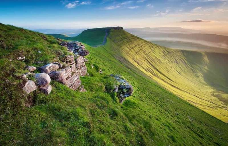 Cardiff : visite d'une journée des cascades, montagnes et châteaux