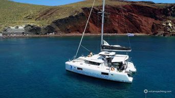 Santorin : Croisière au coucher du soleil avec arrêts baignade, dîner et boissons