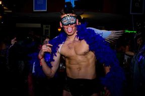 Barcelone : Bus de fête du carnaval de Sitges avec soirée préparatoire