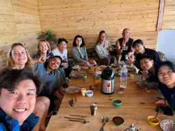 Surf et yoga avec des habitants à Taghazout et Tamraght