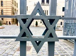 Promenade sur les traces du patrimoine juif : synagogues, chaussures, secrets et flódni