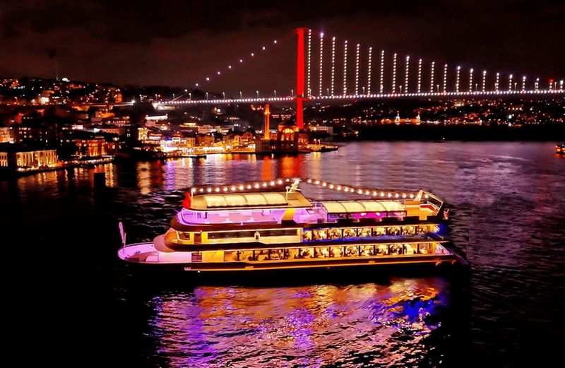 Istanbul : dîner-croisière sur le Bosphore avec spectacle et table privée