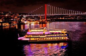 Istanbul : dîner-croisière sur le Bosphore avec spectacle et table privée