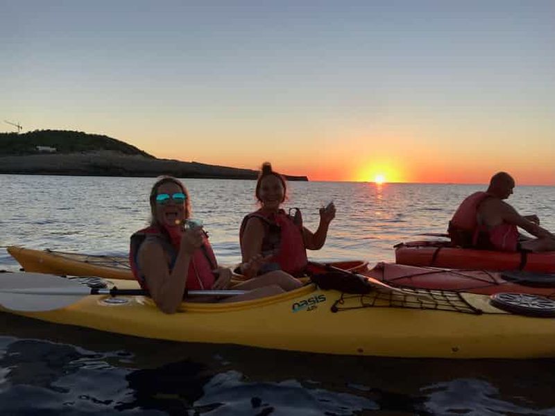 Ibiza : Kayak de mer au coucher du soleil et visite des grottes marines