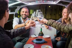 Zurich : visite citadine en e-tuk-tuk, fondue au fromage suisse et vin