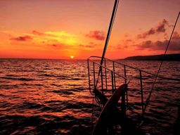 Argostoli : Croisière au coucher du soleil avec arrêts baignade, dîner et vin