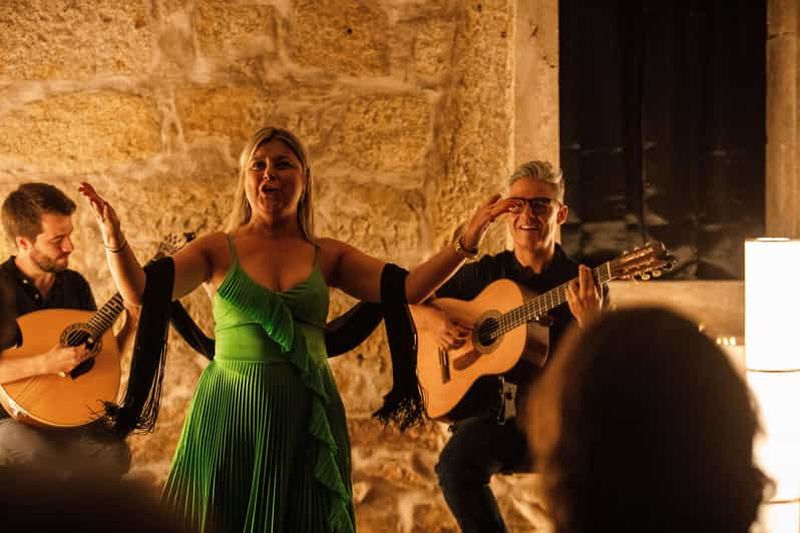Porto : Spectacle de fado en direct avec un verre de vin de Porto