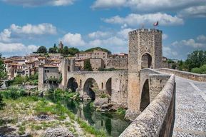 Gérone et Besalú : visite en transports en commun avec guide local et dégustation