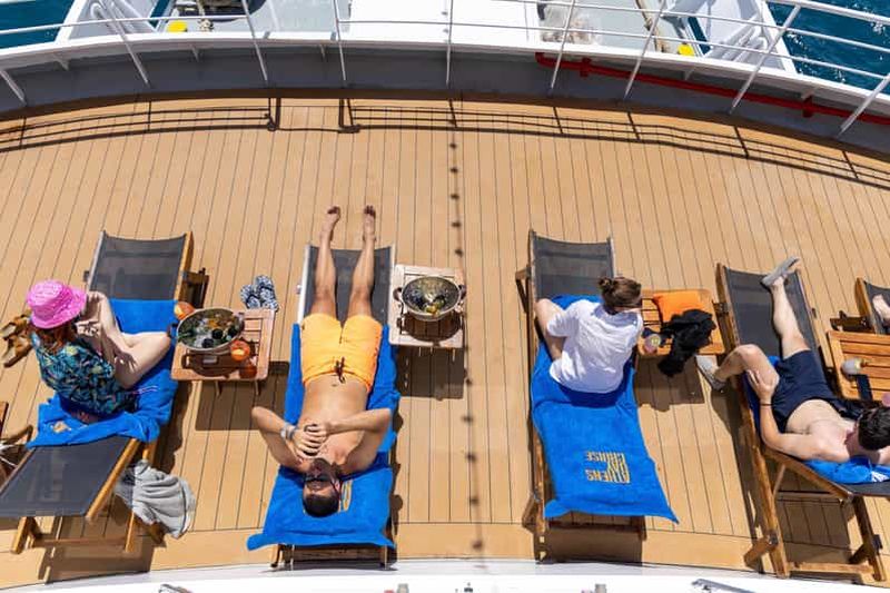 Athènes : Croisière sur les îles Saroniques avec places VIP et déjeuner