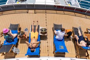 Athènes : Croisière sur les îles Saroniques avec places VIP et déjeuner