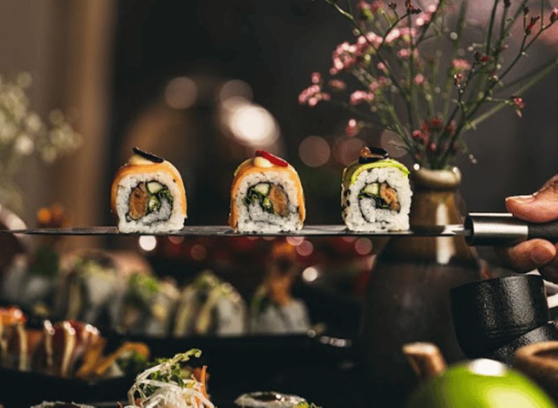 Hulhumale' : cours de préparation de sushis par Nami à Riveli