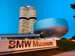 Munich : Entrée au musée BMW et visite guidée privée du BMW Welt