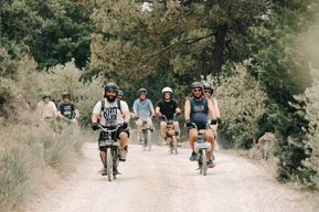 Carcassonne : Balade Solex avec guide et dégustation de vins